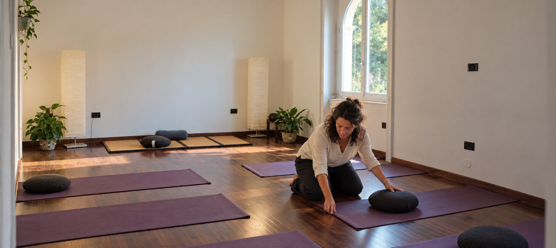 Preparazione della sala per un incontro di mindfulness a Napoli